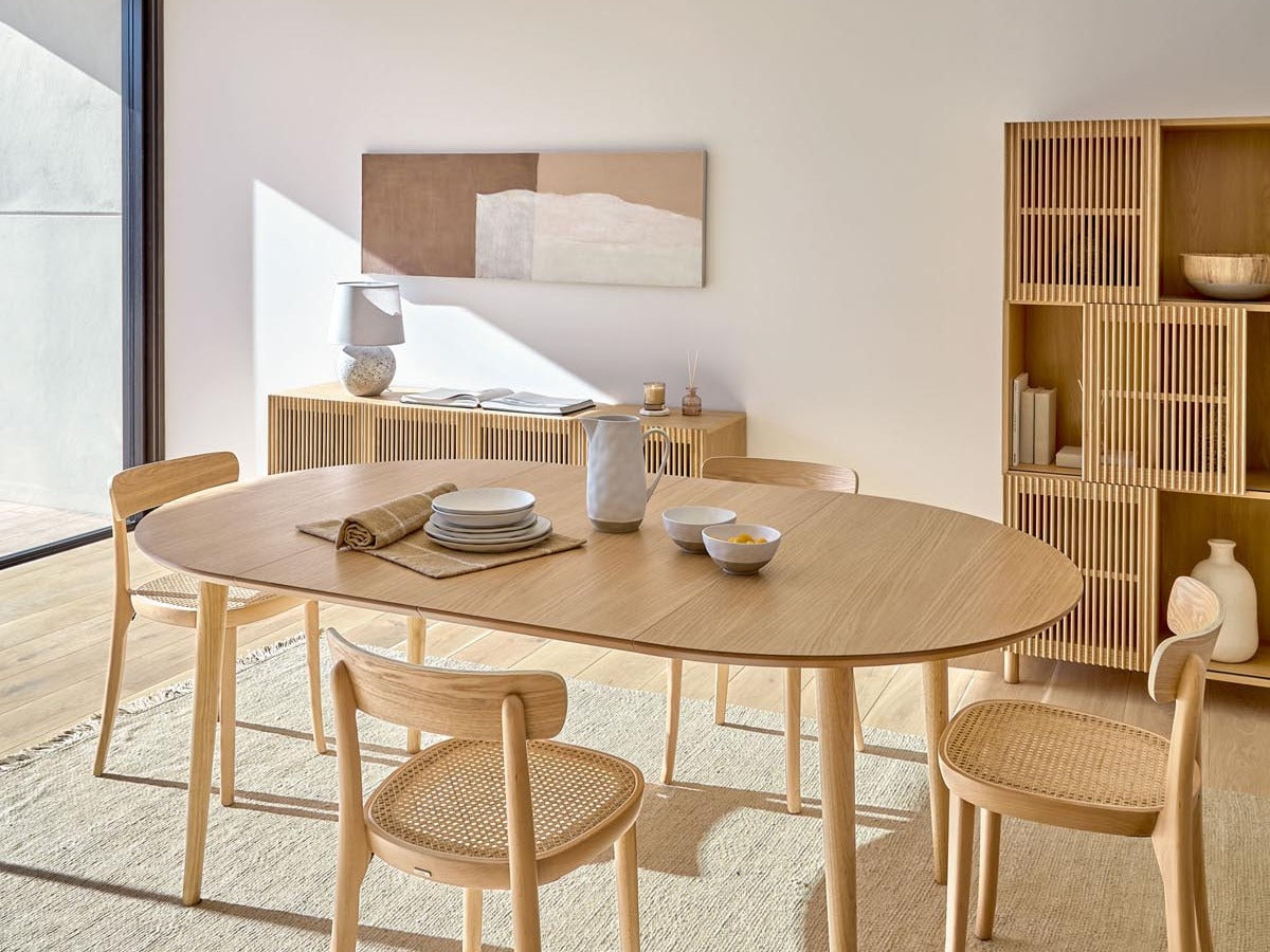 Eleganter ausziehbarer Esstisch in Holzoptik, ideal für gesellige Runden und stilvolle Essbereiche.