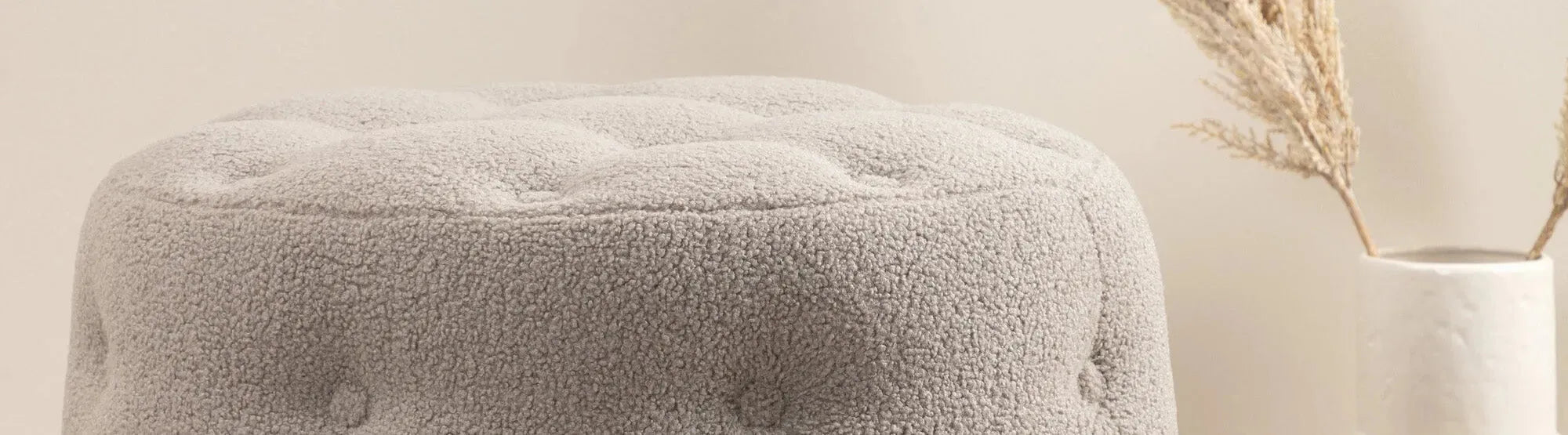 Entdecke die stilvolle Ottoman Kollektion von KAQTU: Hocker & Poufs in verschiedenen Designs, Farben und Materialien für dein Zuhause.