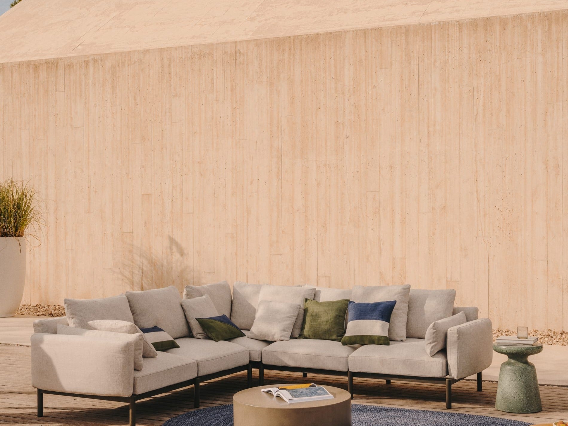 Elegantes Outdoor-Sofa in modernem Design, ideal für entspannte Stunden im Freien, perfekt für Garten und Terrasse.