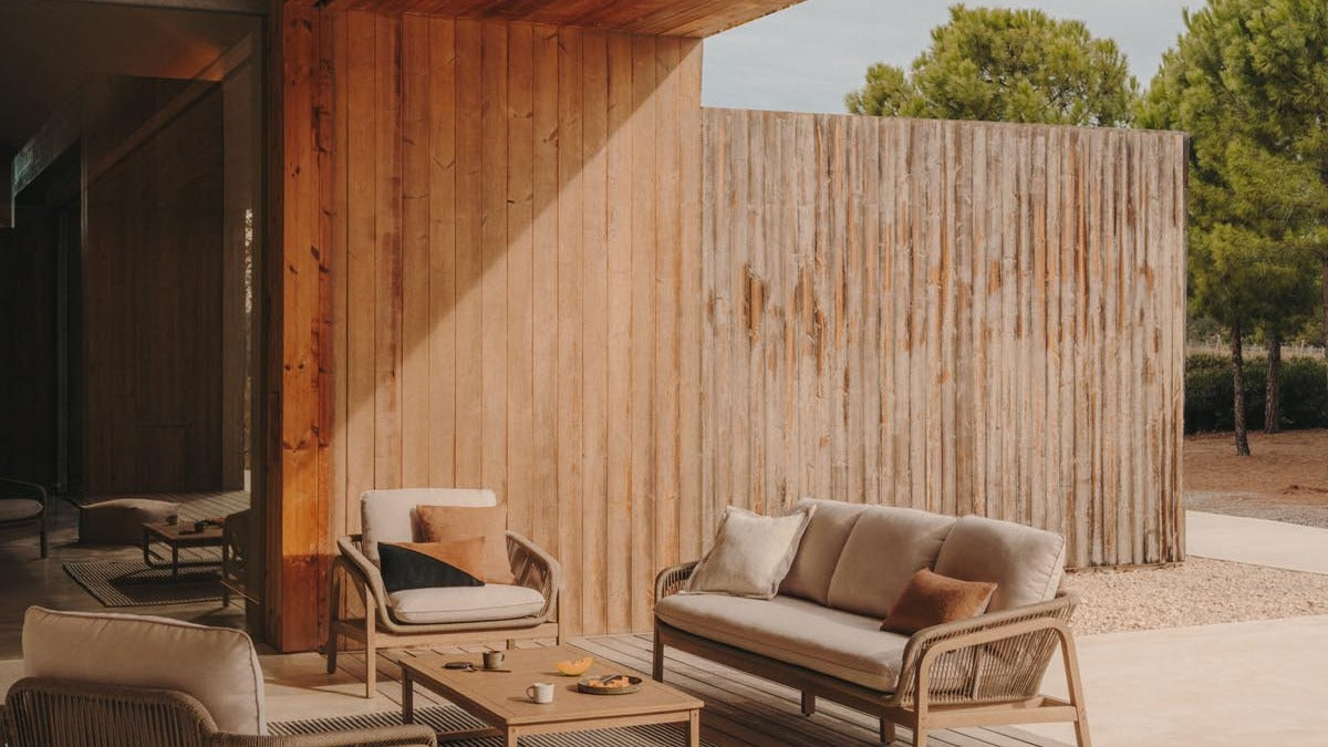 Bunter Outdoor-Teppich von Kave Home, ideal für Gartenmöbel und Terrassen, bringt Farbe und Stil ins Freie.