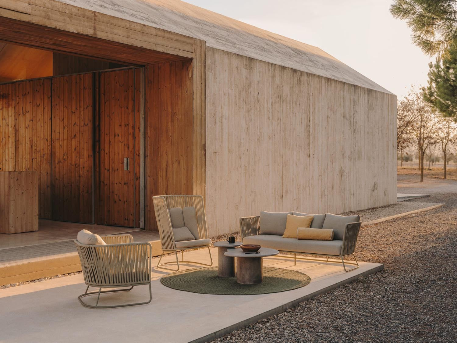 Bunter Outdoor-Teppich von Kave Home, ideal für Gartenmöbel und Terrassen, bringt Farbe und Stil ins Freie.