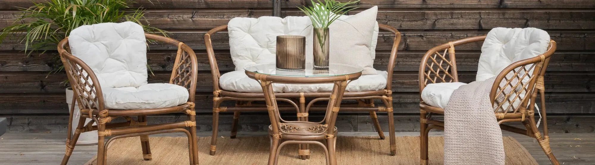Entdecke stilvolle Outdoor-Teppiche von KAQTU für Terrasse, Garten & Balkon. Wetterfest, pflegeleicht und in vielen Designs – für jeden Geschmack!