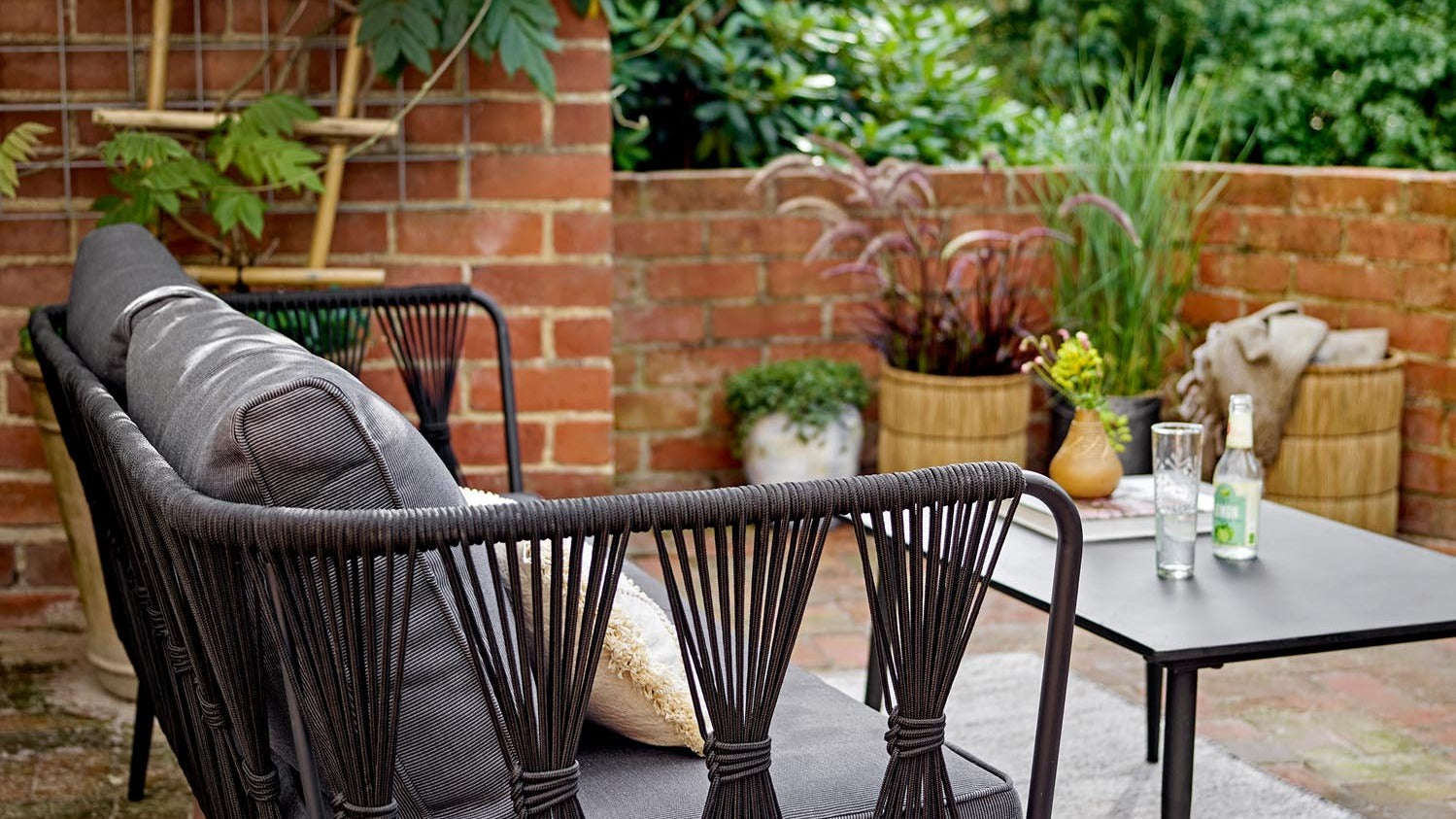 Entdecke stilvolle Outdoor-Teppiche von KAQTU für Terrasse, Garten & Balkon. Wetterfest, pflegeleicht und in vielen Designs – für jeden Geschmack!