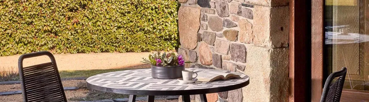Entdecke stilvolle Outdoor-Vorhänge von KAQTU für Sicht- und Sonnenschutz. Hochwertige, wetterfeste Stoffe für elegantes Ambiente im Freien.