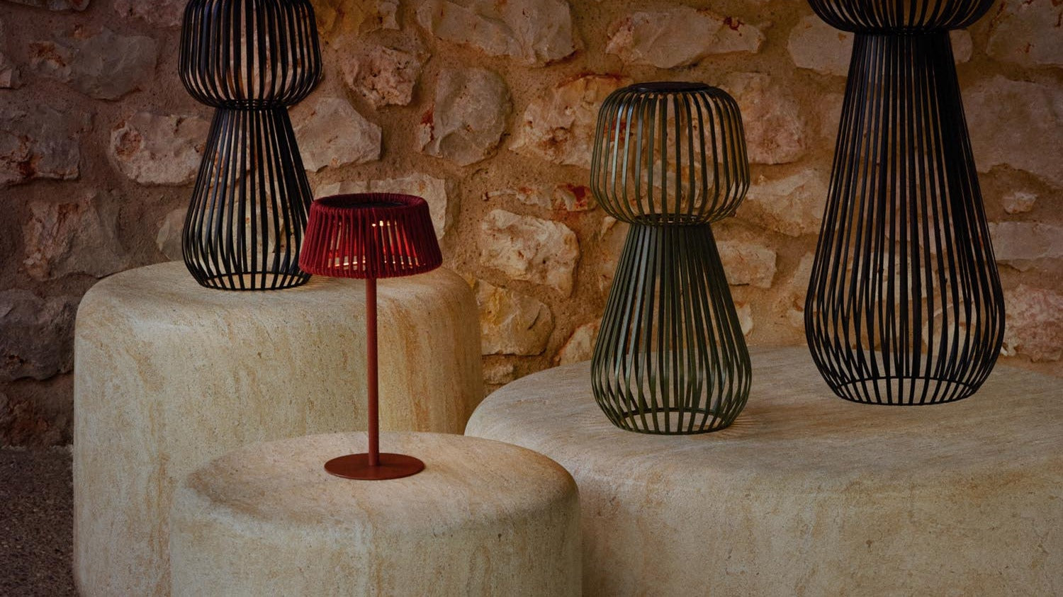 Outdoor-Beleuchtung für Garten, Terrasse und Balkon: wetterfest, energiesparend, Solarleuchten und LED-Lichterketten liefern stimmungsvolle Akzente.