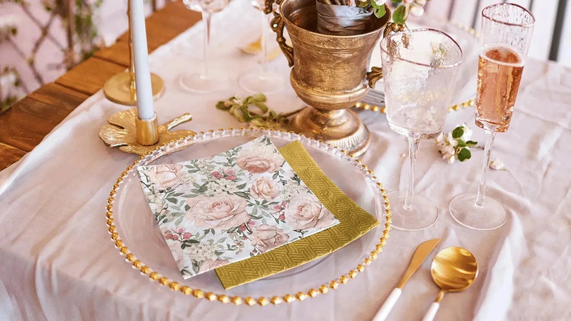 Entdecken Sie die PAW Decor Kollektion: Luxuriöse Accessoires, stilvolle Servietten und elegante Geschenkverpackungen für Ihr Zuhause.