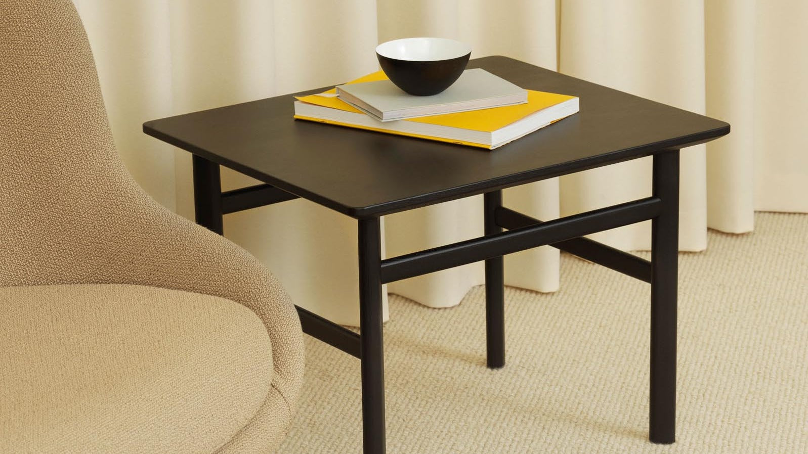 Elegante Normann Copenhagen Couch- und Beistelltische in modernem Design, ideal für stilvolle Wohnräume.