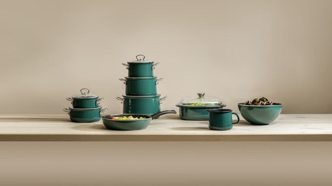 Entdecken Sie die RIESS Emaille-Kollektion bei KAQTU: Tradition, modernes Design, Nachhaltigkeit und vielseitige Einsatzmöglichkeiten für Ihre Küche.