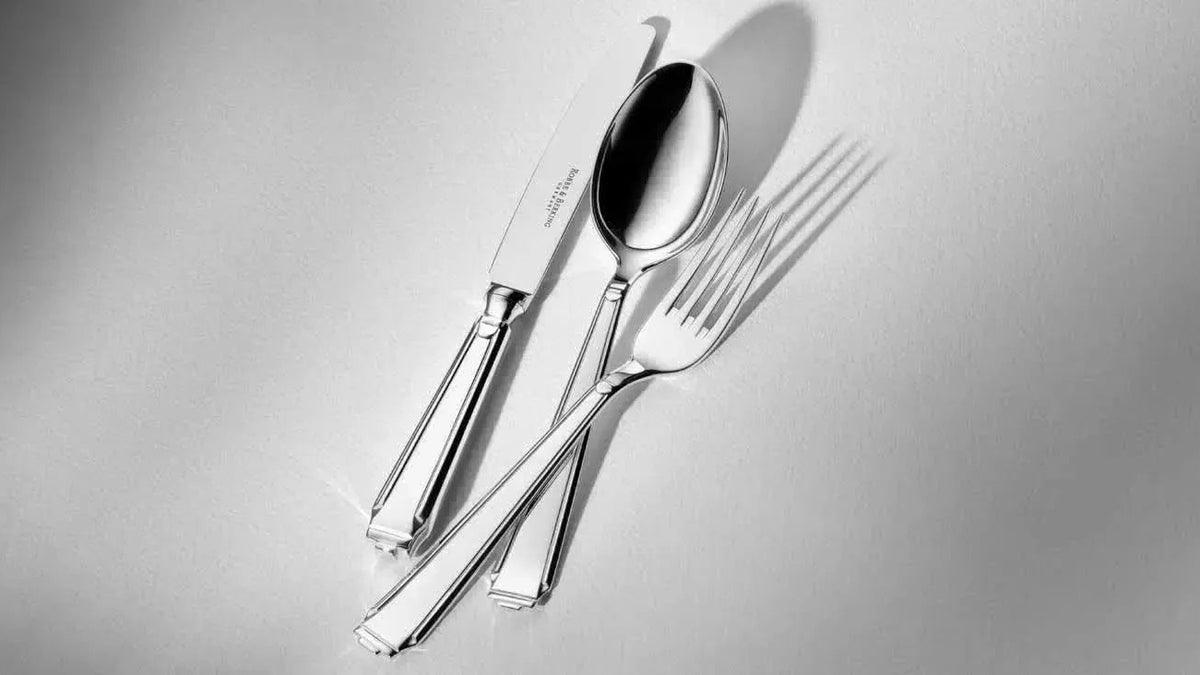 Entdecken Sie die luxuriösen Silberwaren von Robbe & Berking – zeitlose Eleganz, höchste Handwerkskunst und exklusive Designs für jeden Anlass.