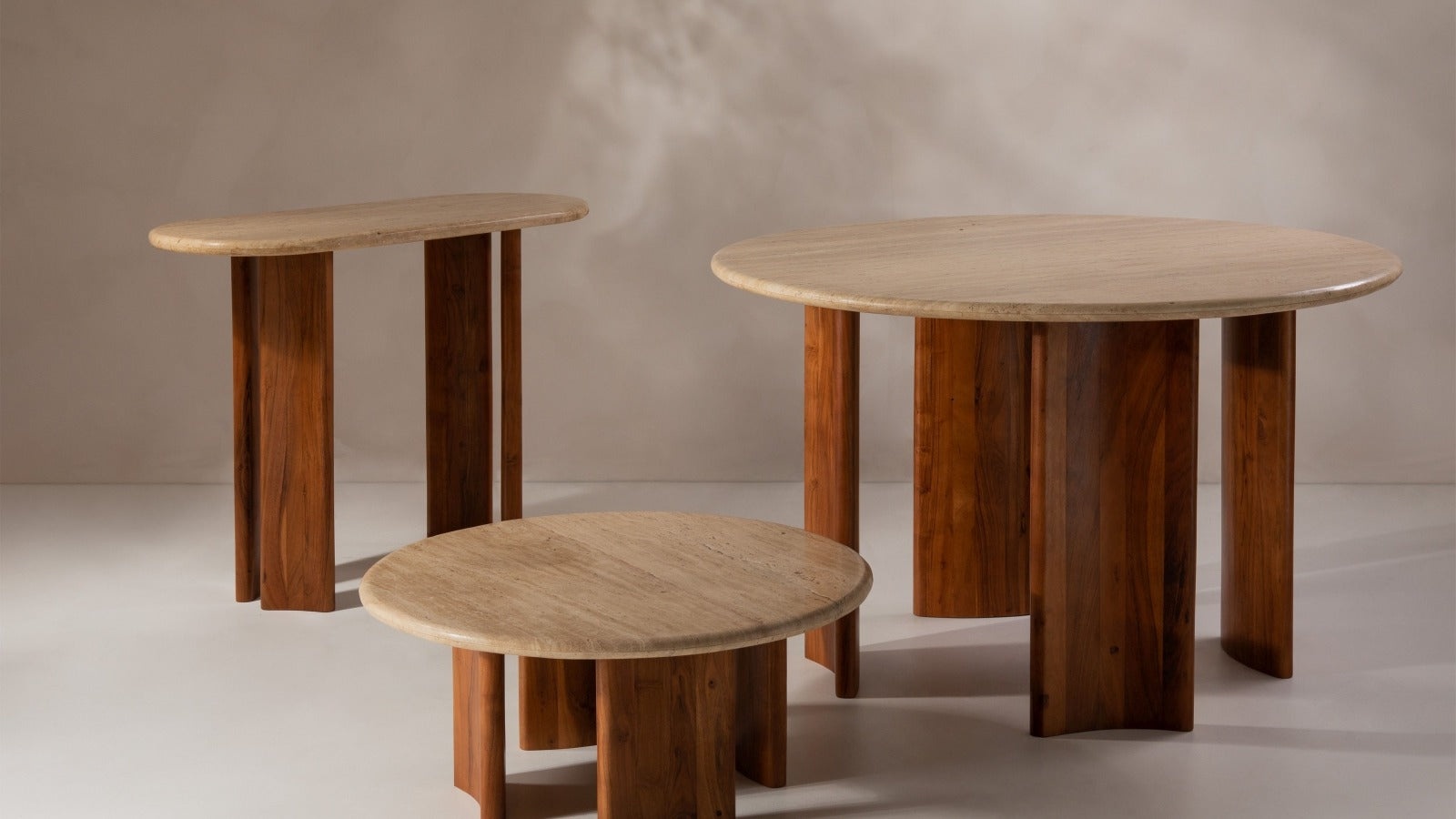 Entdecke stilvolle runde Couchtische aus Holz, Glas und Metall. Perfekt für dein Wohnzimmer, funktional und elegant. Kombiniere mit Accessoires!