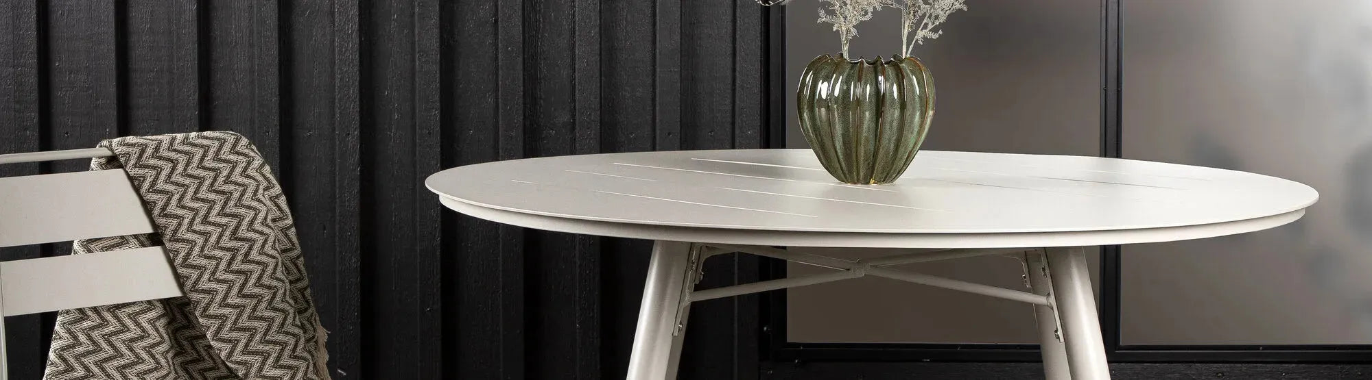 Entdecken Sie elegante runde Gartentische für Außenbereiche. Hochwertige Materialien, modernes Design und Funktionalität für gesellige Stunden.