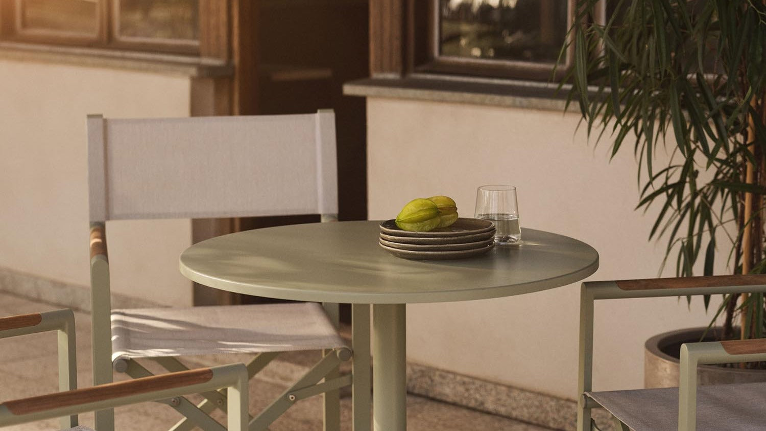 Entdecken Sie elegante runde Gartentische für Außenbereiche. Hochwertige Materialien, modernes Design und Funktionalität für gesellige Stunden.