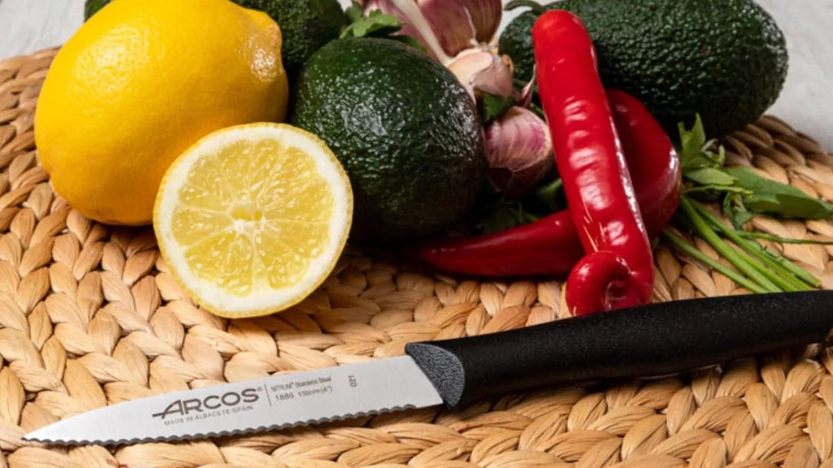 Verschiedene stilvolle Rüstmesser von KAQTU, perfekt für präzises Schälen, Schneiden und Dekorieren von Obst und Gemüse in jeder Küche.