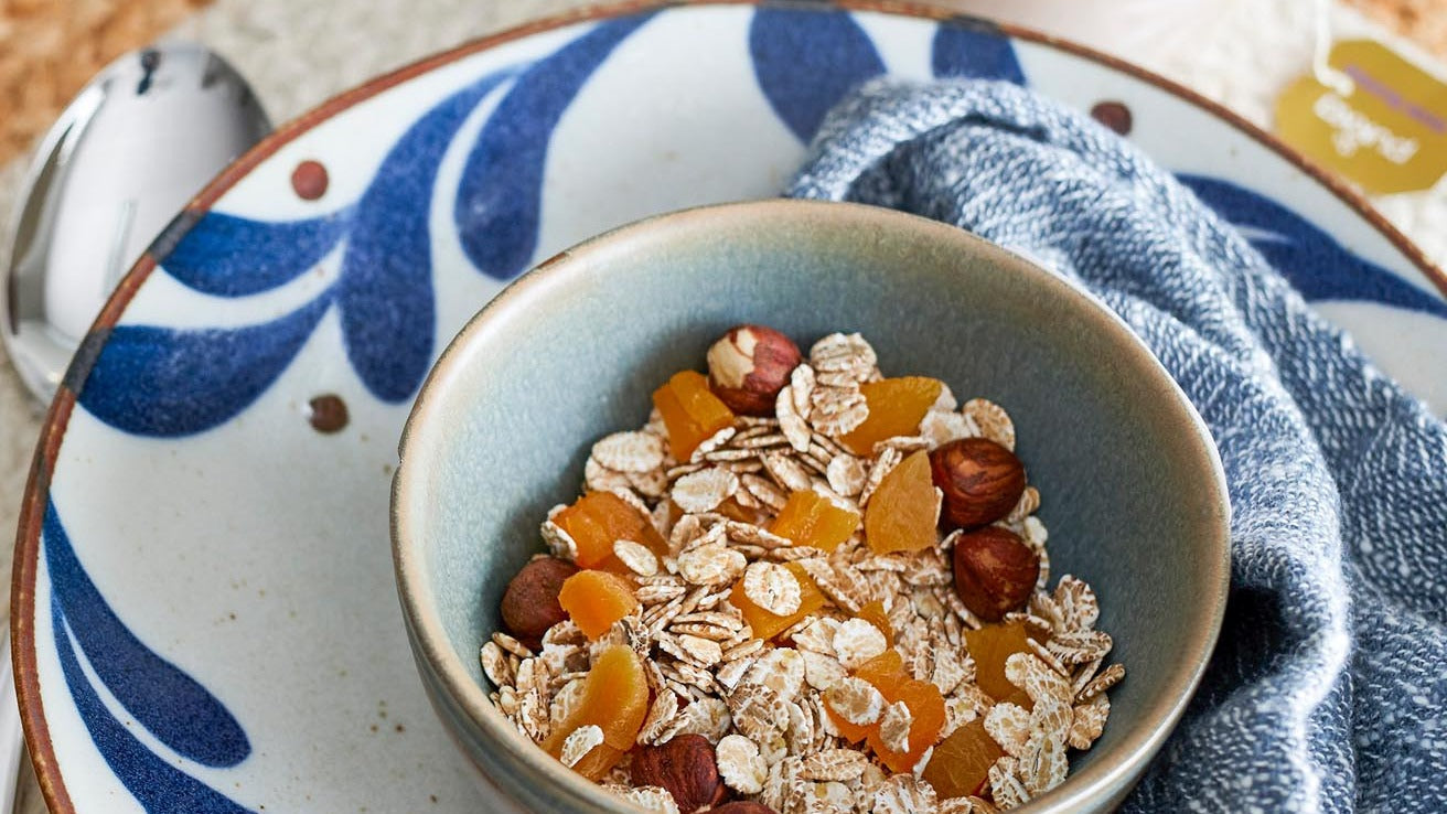 Entdecke stilvolle, handgefertigte Schalen bei KAQTU. Nachhaltige Designs aus Steingut und Glas für jeden Anlass – perfekt für Snacks und Salate!