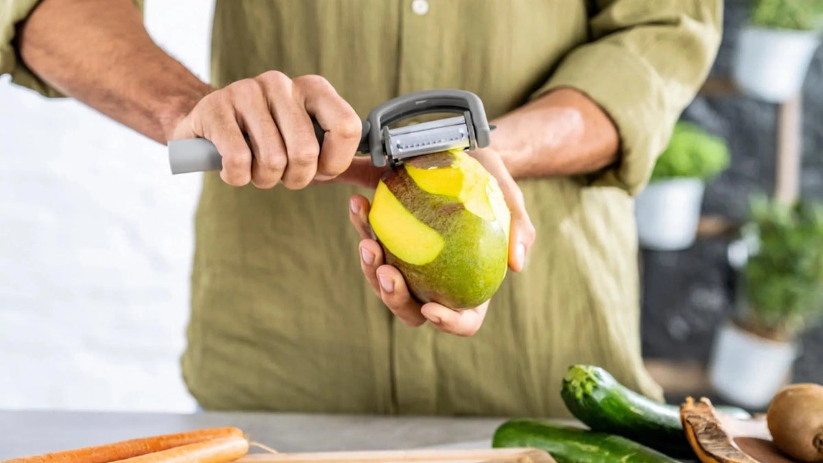 Die KAQTU Schäler-Kollektion vereint stilvolle, langlebige Küchenhelfer mit ergonomischem Design für präzises und müheloses Schälen von Obst und Gemüse.
