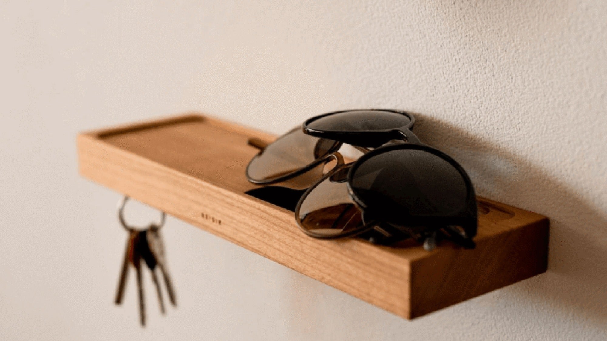 Entdecke die stilvolle Schlüsselablage Kollektion für Zuhause und Büro. Funktionale Schlüsselkästen mit Haken und Schloss für Ordnung und Design.