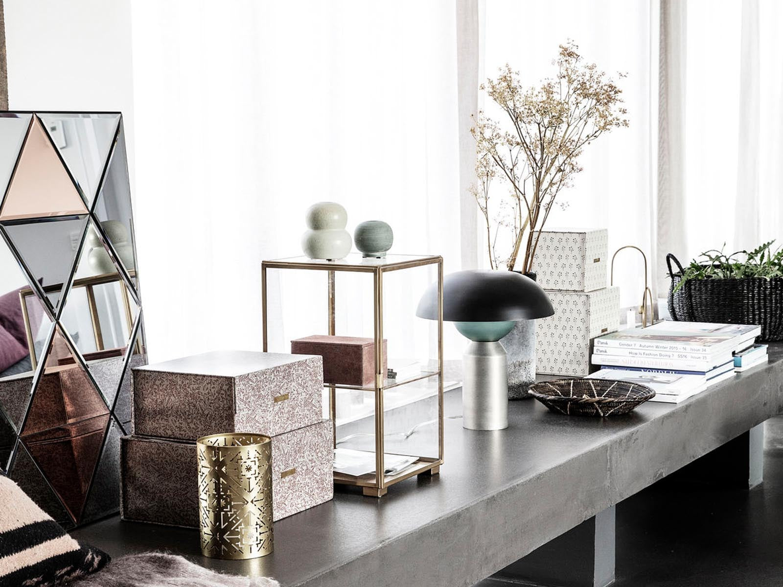 Eleganter Kave Home Schrank aus Holz mit modernen Linien, ideal für stilvolle Aufbewahrungslösungen.