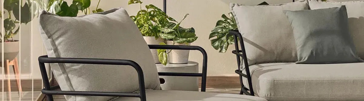 Entdecken Sie die vielseitigen Sessel mit austauschbaren Bezügen von KAQTU. Stil, Komfort und Nachhaltigkeit vereint für Ihr Zuhause!