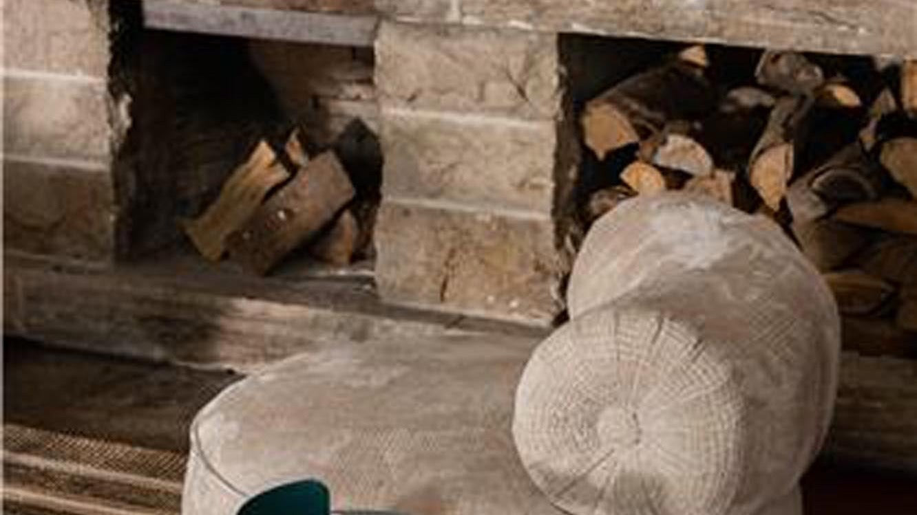 Eleganter Dutchbone Sessel in warmen Erdtönen, mit stilvollem Design und komfortabler Polsterung für jedes Zuhause.