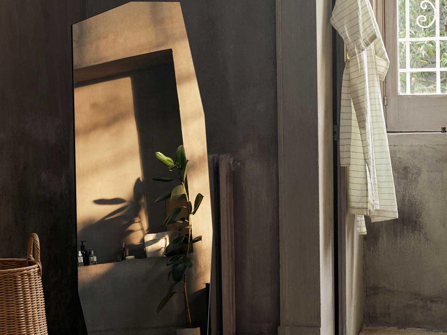 Entdecke die Shard Spiegel von Ferm Living: Elegante, geometrische Designs aus Glas und Metall, die jedem Raum Tiefe und Stil verleihen.