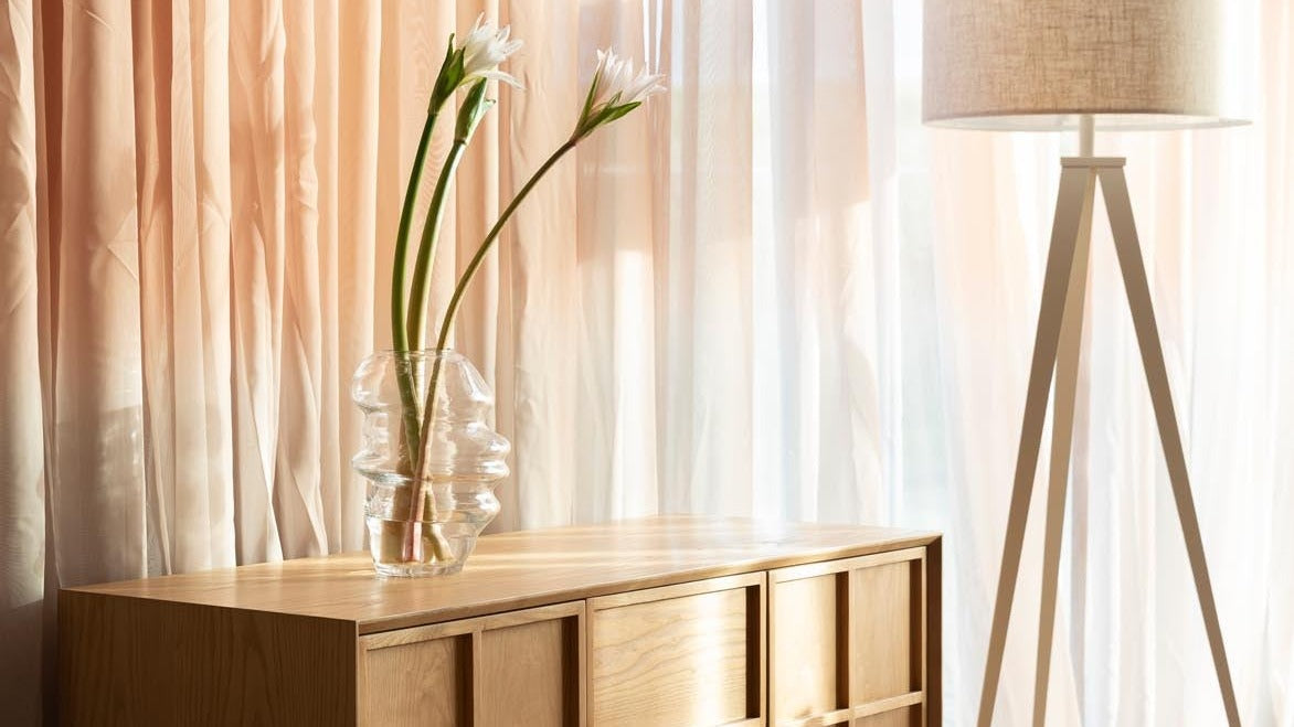 Elegantes Zuiver Sideboard aus Holz mit minimalistischer Ästhetik, ideal für modernes Wohndesign und Stauraum.