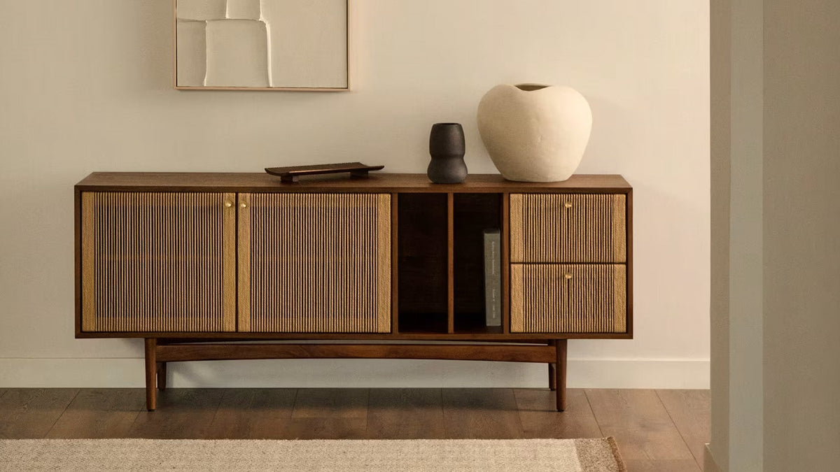 Elegantes Kave Home Sideboard aus Holz mit modernen Linien, ideal für stilvolle Wohnräume und funktionale Aufbewahrung.