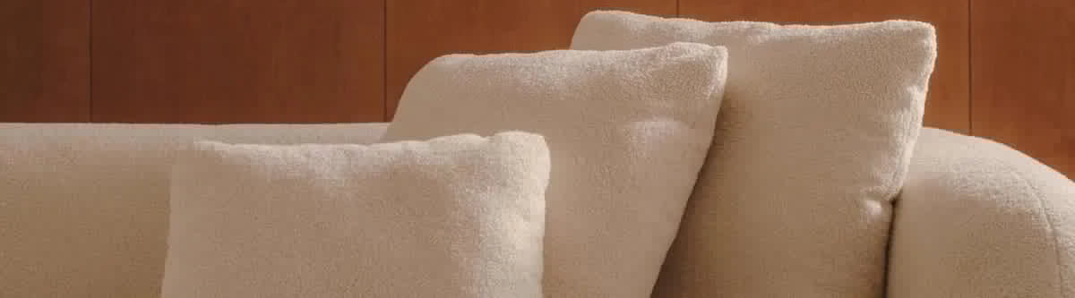 Entdecken Sie die vielseitigen Sofas mit austauschbaren Bezügen von KAQTU. Gestalten Sie Ihr Wohnzimmer individuell und nachhaltig!