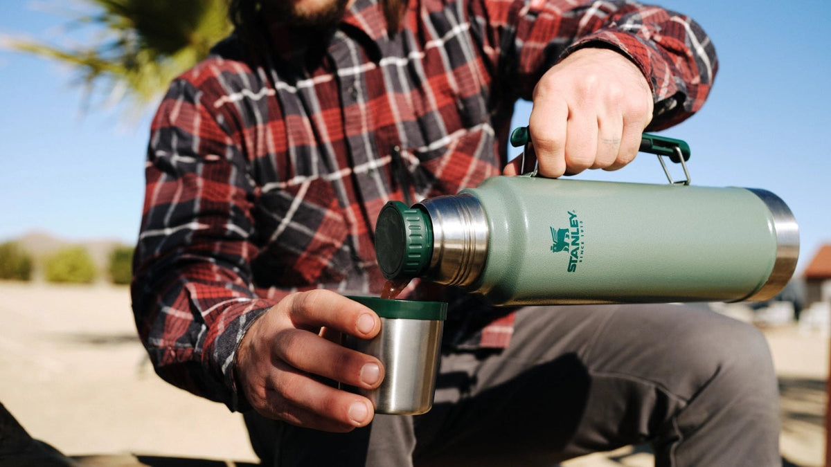 Stanley Legendary Classic Thermosflaschen und Useful Boxen in Hammertone Green, Black 2.0 und Rose Quartz