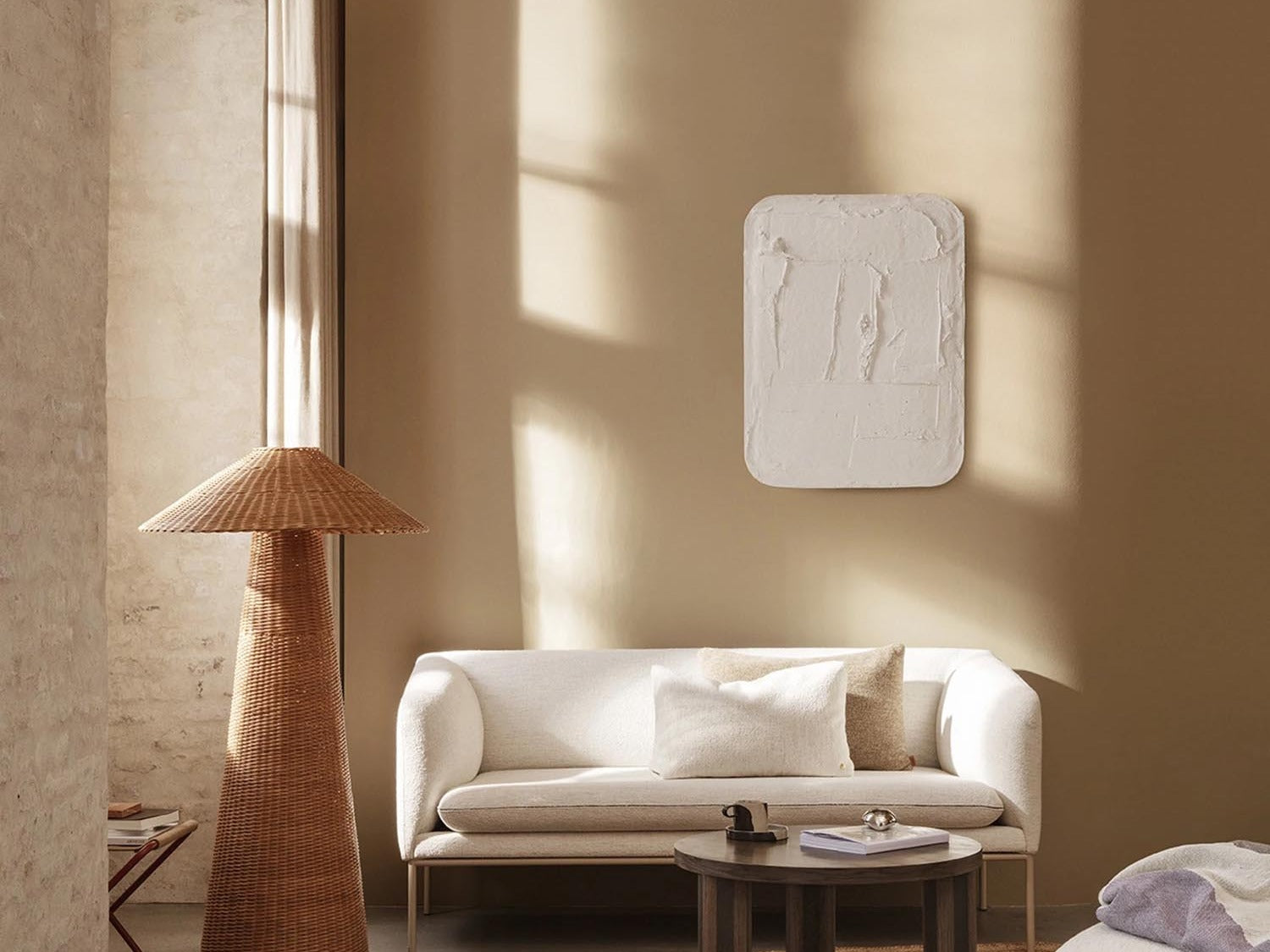 Elegante Stehlampe aus Holz mit modernem Design, ideal für stilvolle Wohnräume und gemütliche Beleuchtung.