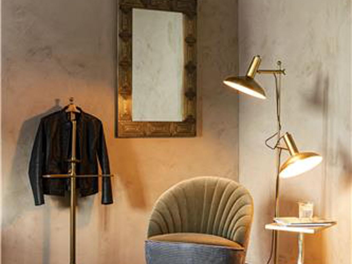 Elegante Stehlampe in Gold mit modernem Design, ideal für stilvolle Wohnräume und gemütliche Beleuchtung.