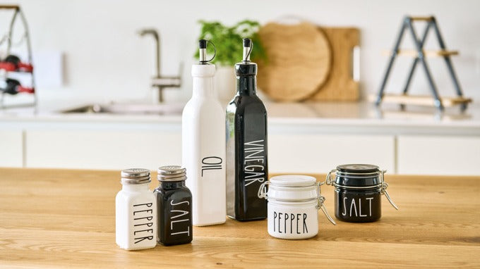 Entdecke moderne Gewürzstreuer-Sets bei KAQTU. Funktionalität trifft auf stilvolles Design für deine Küche. Salz-, Pfeffer- und Gewürzstreuer in hochwertiger Ausführung.