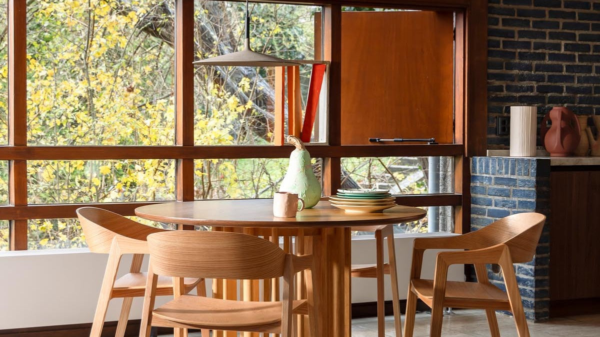 Eleganter Dutchbone Stuhl mit modernem Design, gepolstert in warmen Erdtönen, ideal für stilvolle Wohnräume.