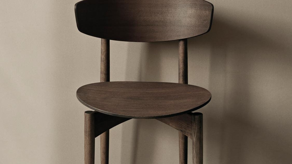 Eleganter Ferm Living Stuhl in modernem Design, ideal für stilvolle Wohnräume und gemütliche Essbereiche.