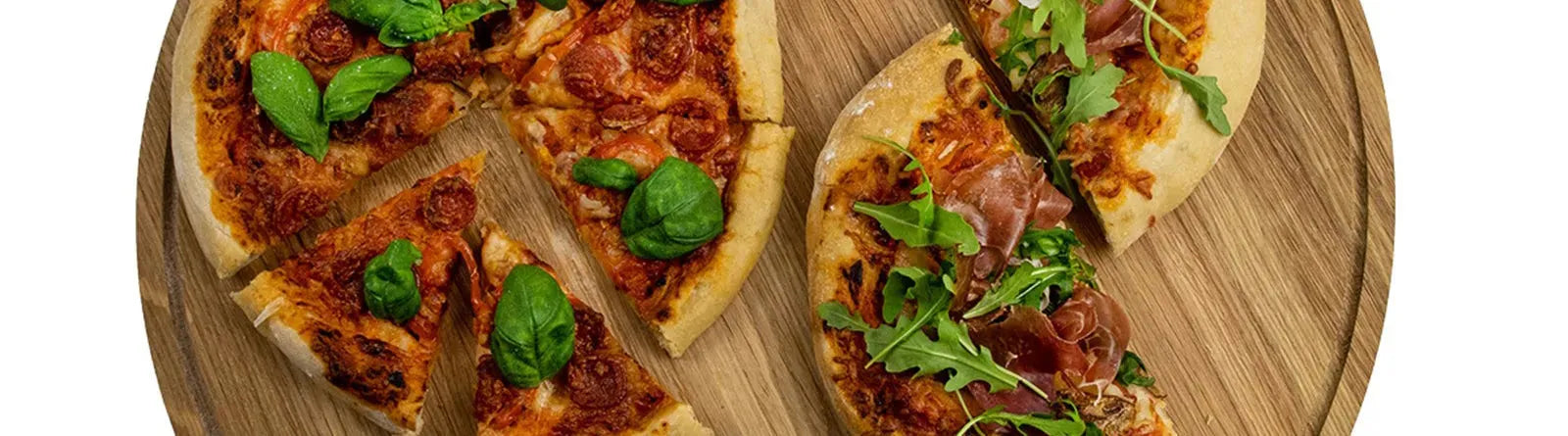 Entdecke stilvolle Tabletts aus Holz und Bambus in runden und quadratischen Designs. Perfekt für jeden Anlass, von Dinnerpartys bis zum Alltag.