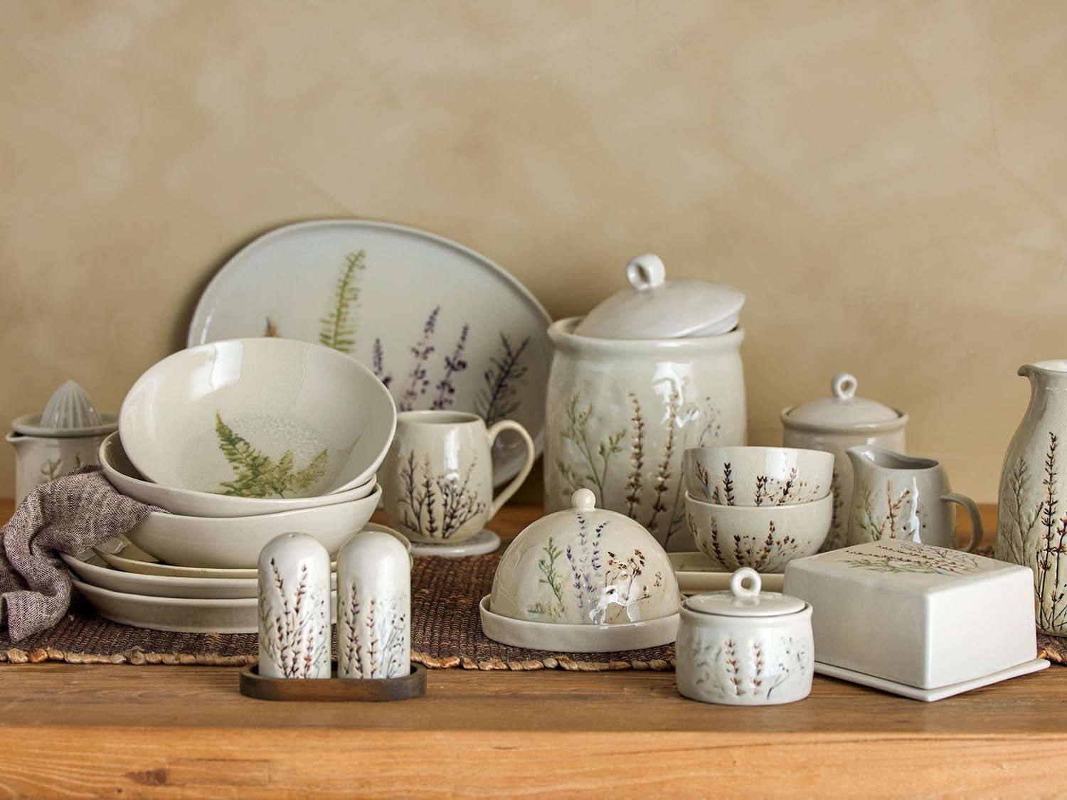 Elegante weiße Tasse mit feinem goldenen Rand, ideal für stilvolle Tischdeko und besondere Anlässe.