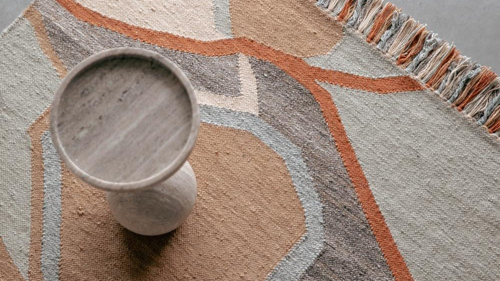 Eleganter Zuiver Teppich in sanften Farben, ideal für stilvolle Wohnräume und moderne Einrichtungskonzepte.