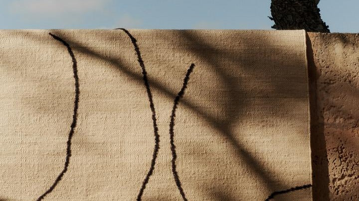 Eleganter Ferm Living Teppich mit geometrischem Muster in sanften Farben, ideal für stilvolle Wohnräume.