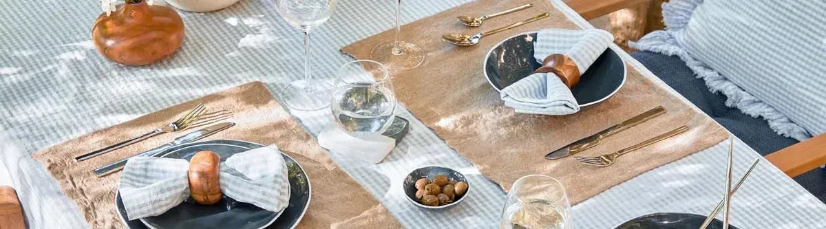 Entdecke moderne und elegante Tischsets aus natürlichen Materialien bei KAQTU. Schütze deinen Tisch stilvoll und setze geschmackvolle Akzente.