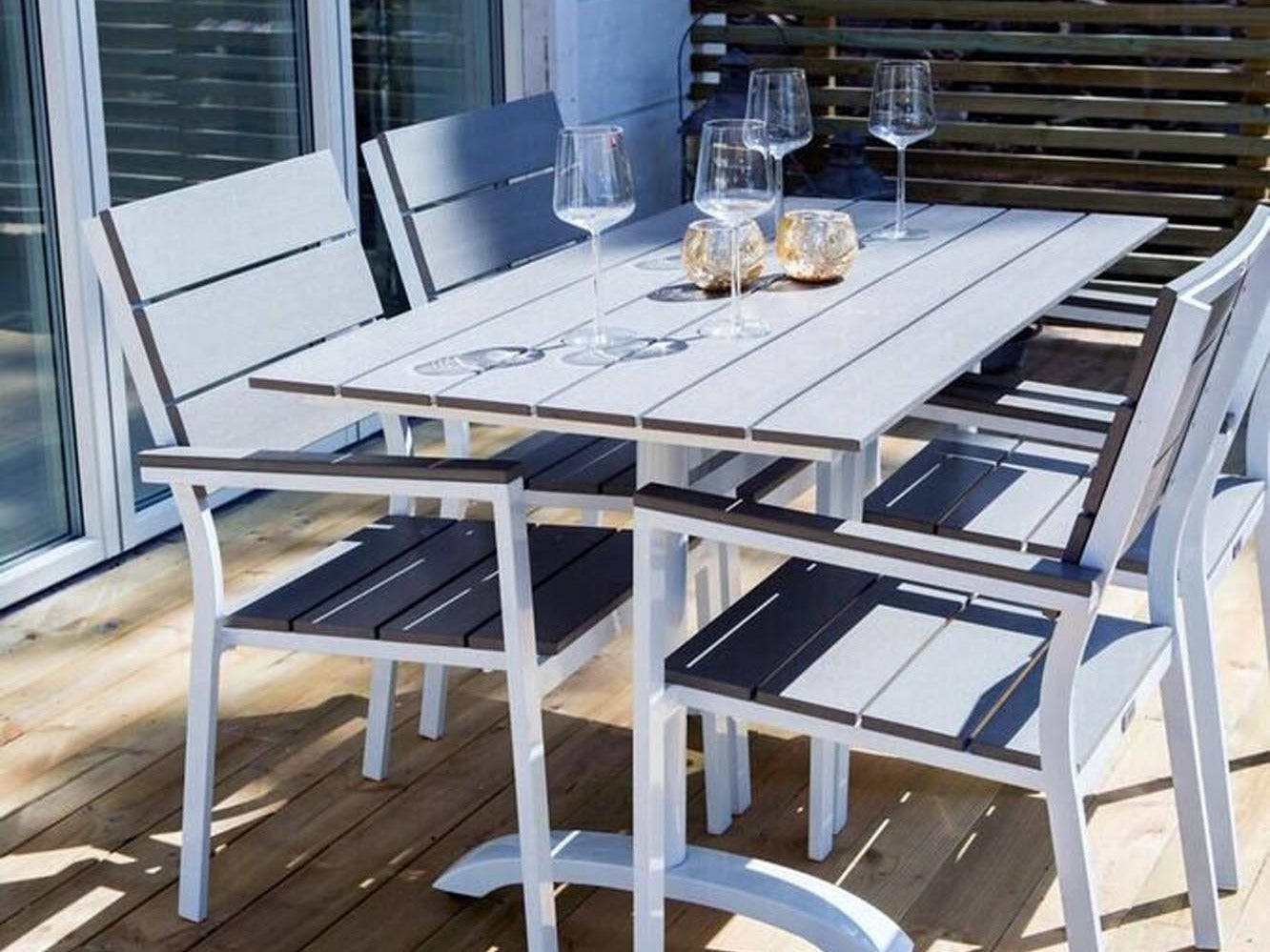 Elegante Gartenstühle von Venture Home, stilvolles Design, ideal für entspannte Stunden im Freien.