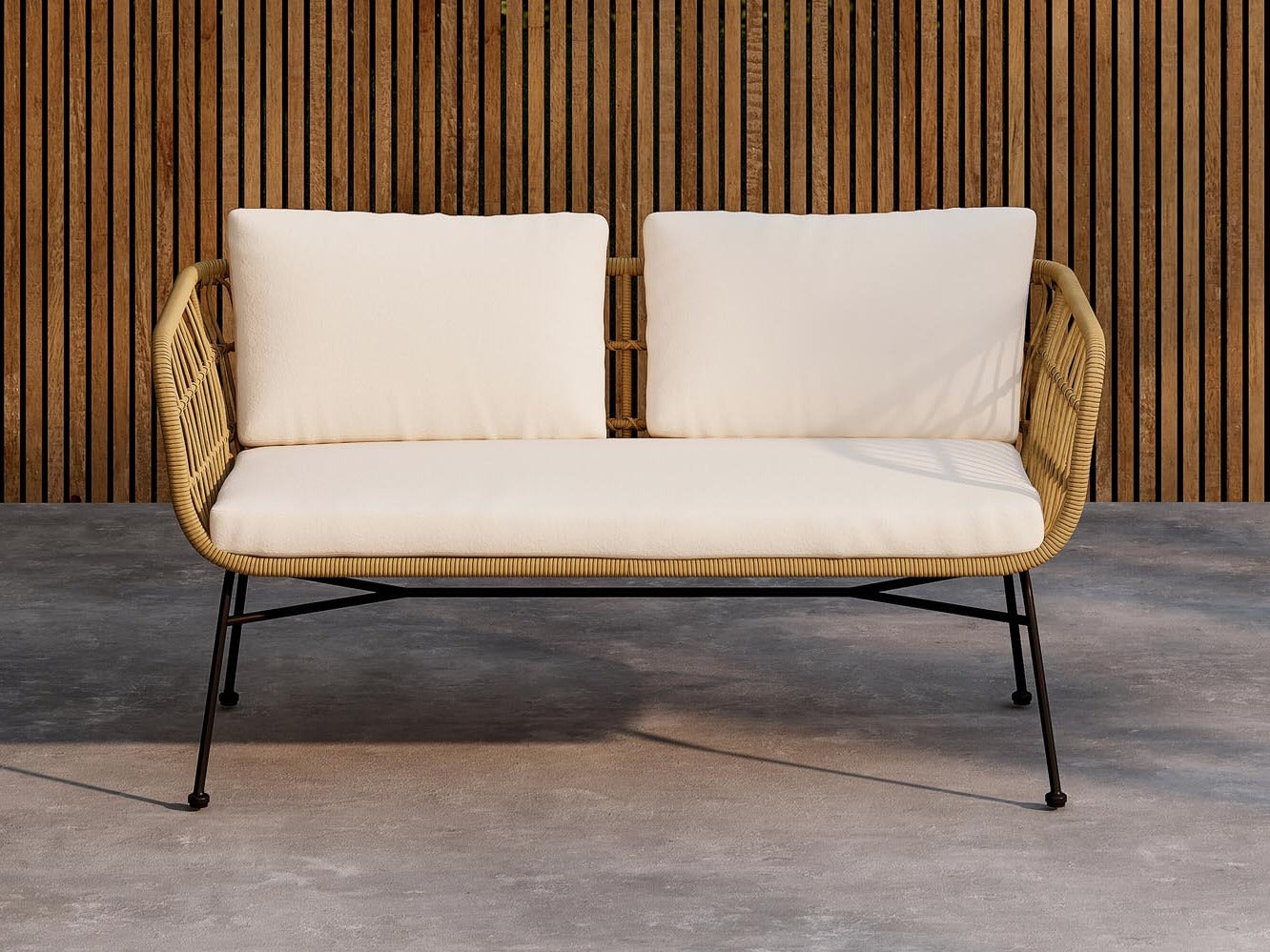 Elegantes Venture Home Sofa in modernem Design, ideal für stilvolle Wohnräume und gemütliche Abende.