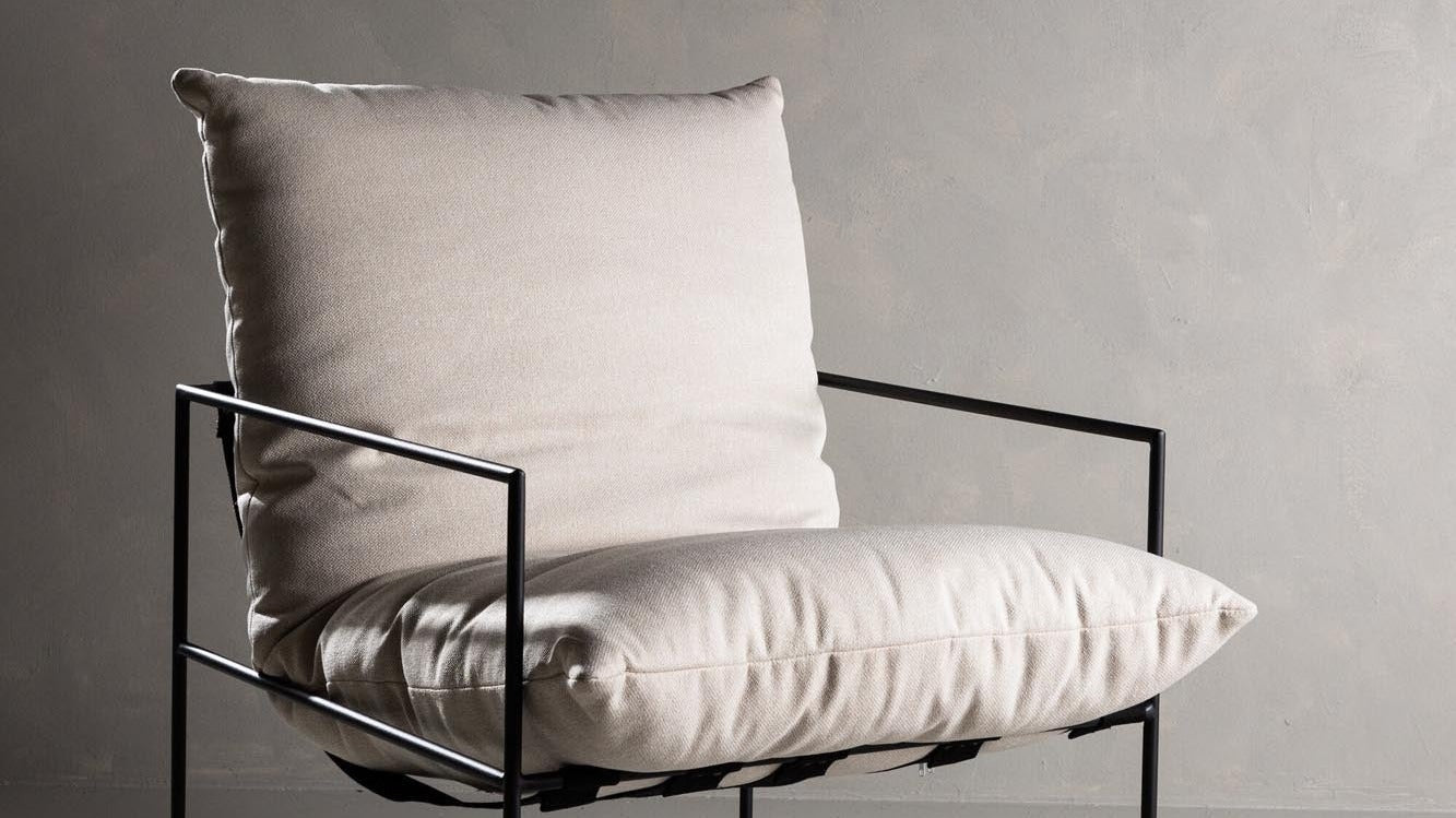 Eleganter Venture Home Sessel in sanften Farben, ideal für stilvolle Wohnräume und gemütliche Entspannung.