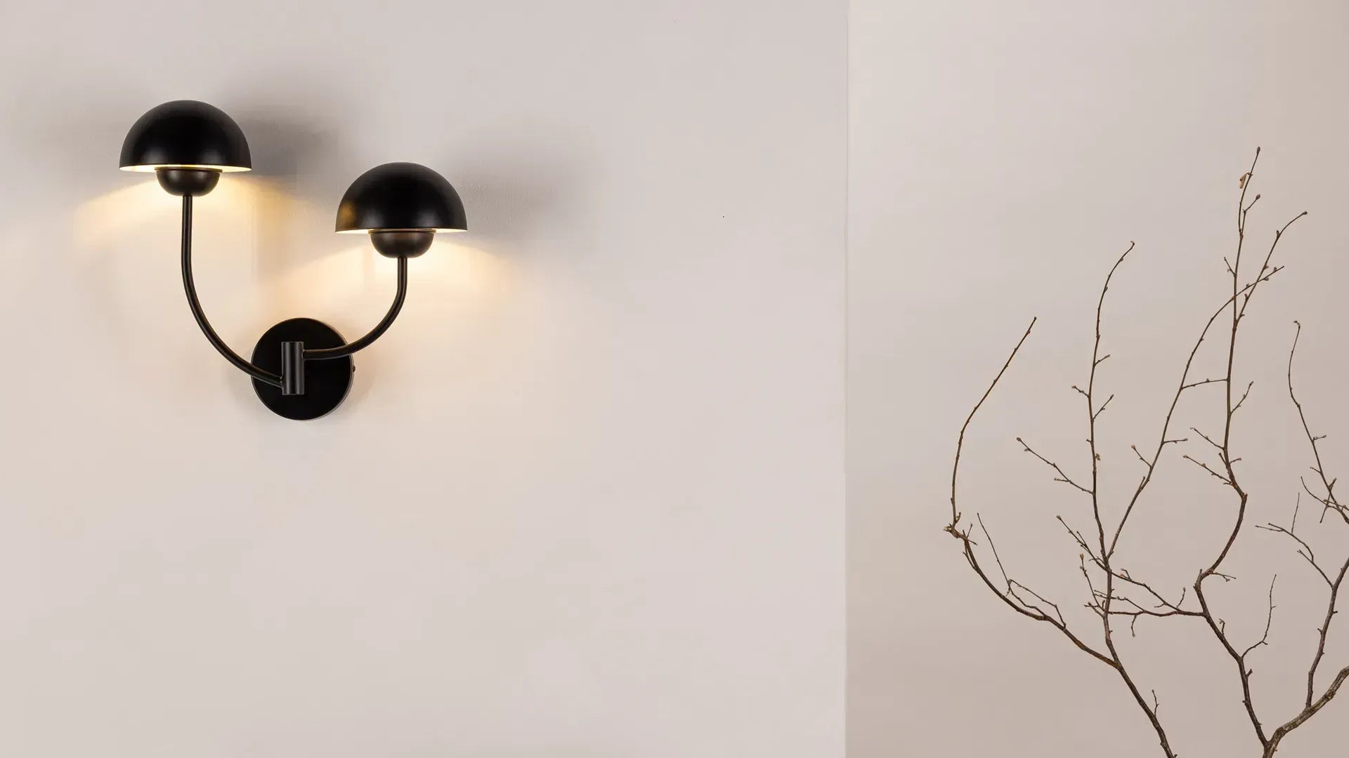 Entdecke die Vind Kollektion: skandinavische Möbel für Wohnen, Essen & Licht. Stilvolle Sofas, Esstische, Leuchten und mehr für dein Zuhause.