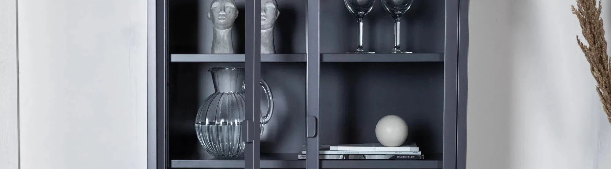 Wandschrank Kollektion von KAQTU: stilvoller Stauraum trifft Design – vielseitige Modelle für Flur, Schlafzimmer und Wohnzimmer.