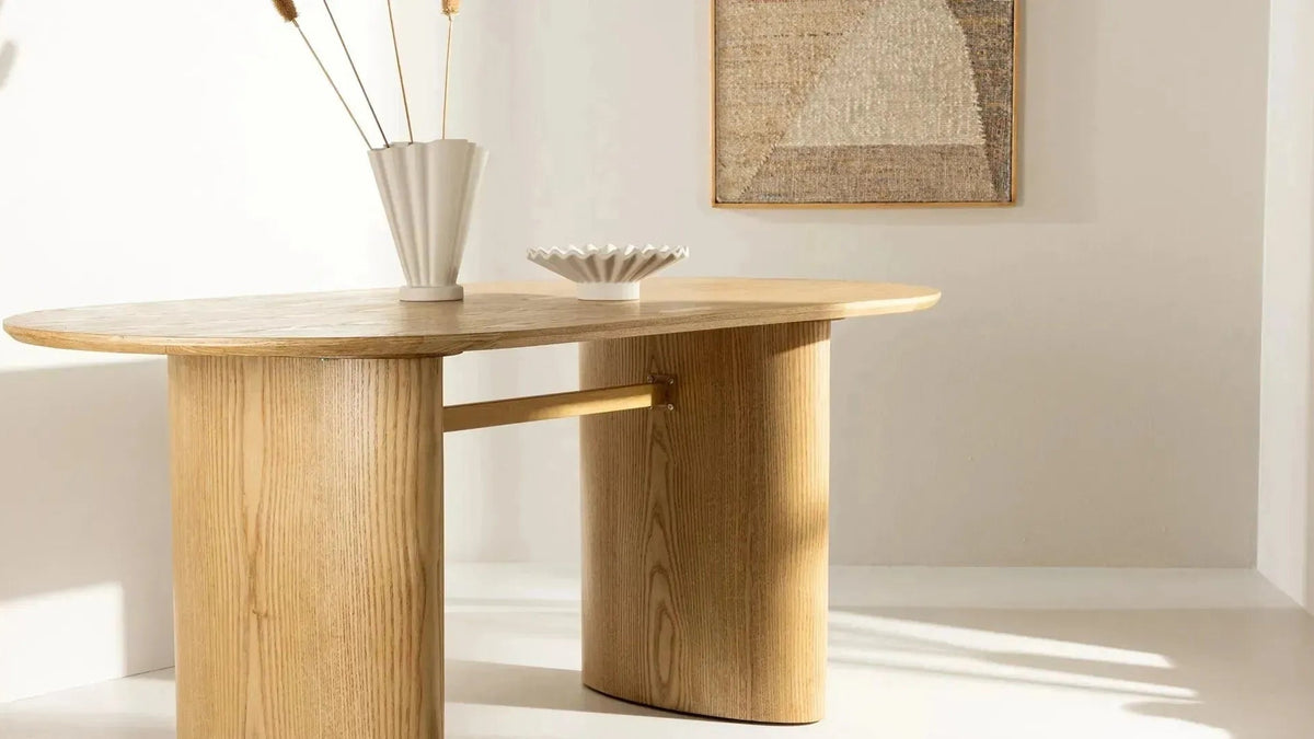 Entdecke die Venture Home Kollektion: skandinavisches Design, modulare Sofas, wetterfeste Gartenmöbel und stilvolle Esstische für drinnen & draußen.