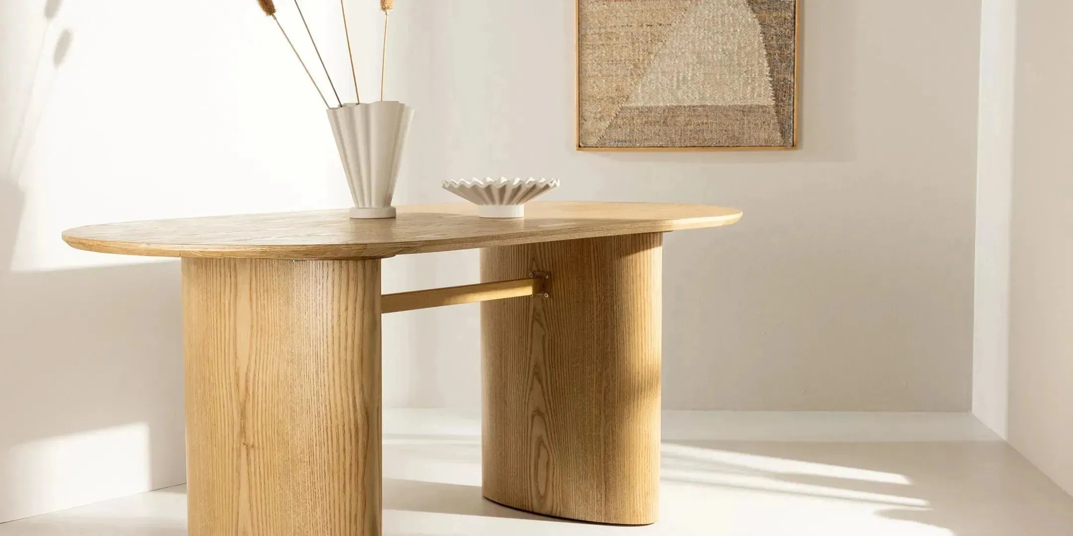 Entdecke die Venture Home Kollektion: skandinavisches Design, modulare Sofas, wetterfeste Gartenmöbel und stilvolle Esstische für drinnen & draußen.