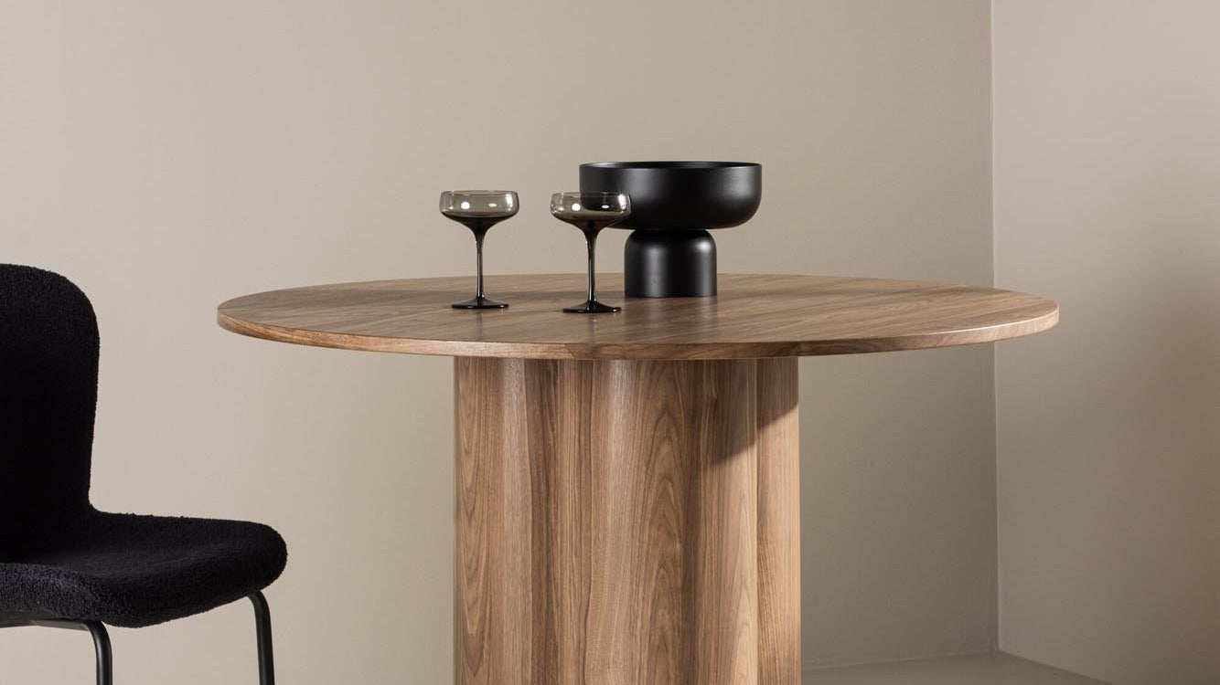 Eleganter weißer Esstisch mit minimalistischer Ästhetik, ideal für helle, zeitlose Wohnräume.