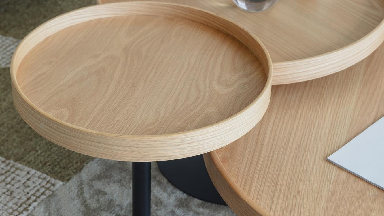 Eleganter Couchtisch aus Holz mit minimalistischer Ästhetik, ideal für moderne Wohnräume und stilvolle Beistelltische.