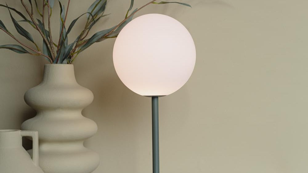 Elegante White Label Living Lampe in modernem Design, ideal für stilvolle Wohnräume und gemütliche Beleuchtung.