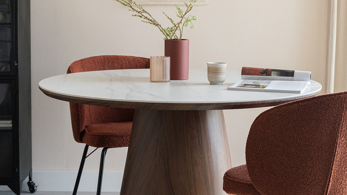 Eleganter Esstisch aus Holz mit modernem Design, ideal für stilvolle Esszimmer und gesellige Runden.