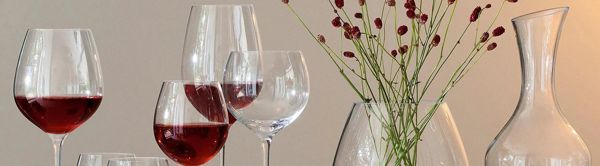 Elegante LSA Wine Weingläser aus Kristallglas, handgefertigt; Rot-, Weiß- und Schaumweine, schlanke Form betont Aromen.